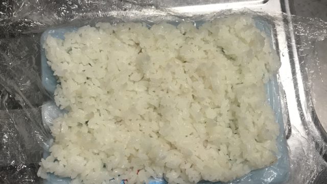 お米を保冷剤の上に広げる