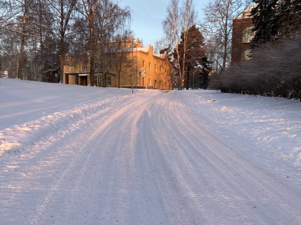 タンペレの道。雪が積もったまま。